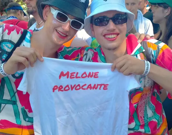 Due ragazzi alla Street Parade 2024 con la maglietta bianca Melone Provocante