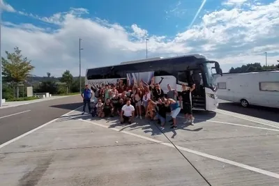 Il gruppo 2023 davanti al pullman, prima della partenza per Zurigo