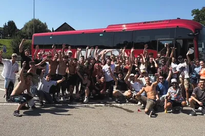 Il gruppo 2025 davanti al pullman rosso