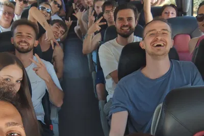 Ragazzi felici dentro il pullman, nel 2026