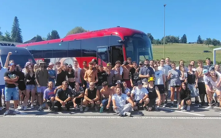 Il gruppo di Melone Provocante davanti al pullman rosso, Street Parade 2026