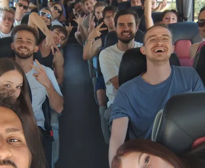Ragazzi sorridenti dentro il pullman, in viaggio verso Zurigo