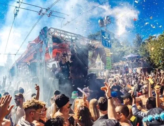 Un carro della Street Parade di Zurigo fra coriandoli e mani alzate, dal viaggio 2024
