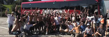 Il gruppo 2025 davanti al pullman rosso