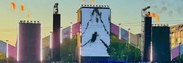 Il palco della Street Parade di Zurigo al tramonto