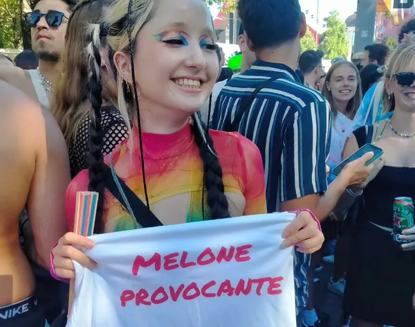 Una ragazza sorridente con la maglietta bianca Melone Provocante alla Street Parade 2024