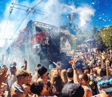 Un carro della Street Parade fra coriandoli e mani alzate