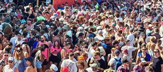 La folla della Street Parade davanti a un carro