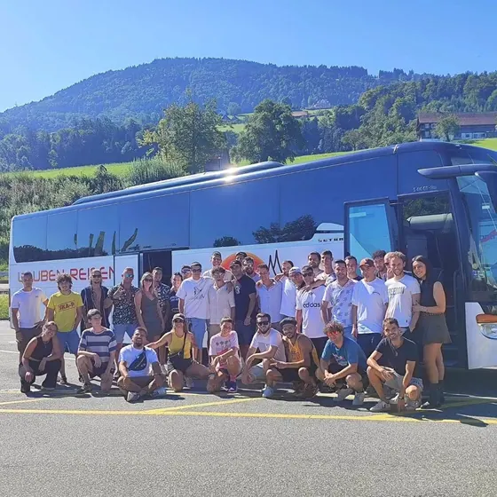 Il gruppo 2024 davanti al pullman