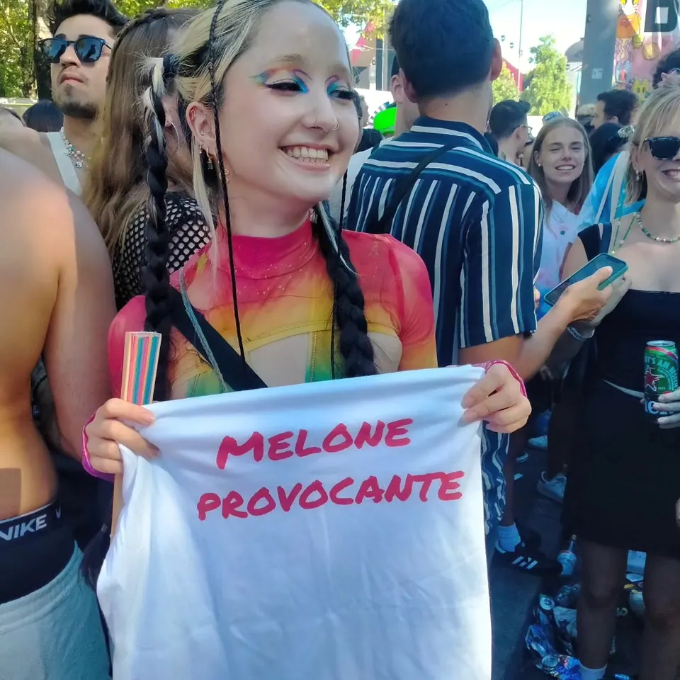 Ragazza con la maglietta bianca Melone Provocante alla parade