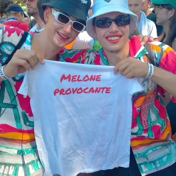 Due ragazzi con la maglietta Melone Provocante