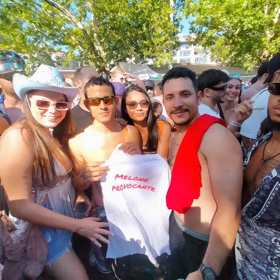 Gruppo con la maglietta alla parade