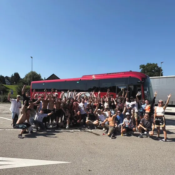 Il gruppo 2025 davanti al pullman rosso