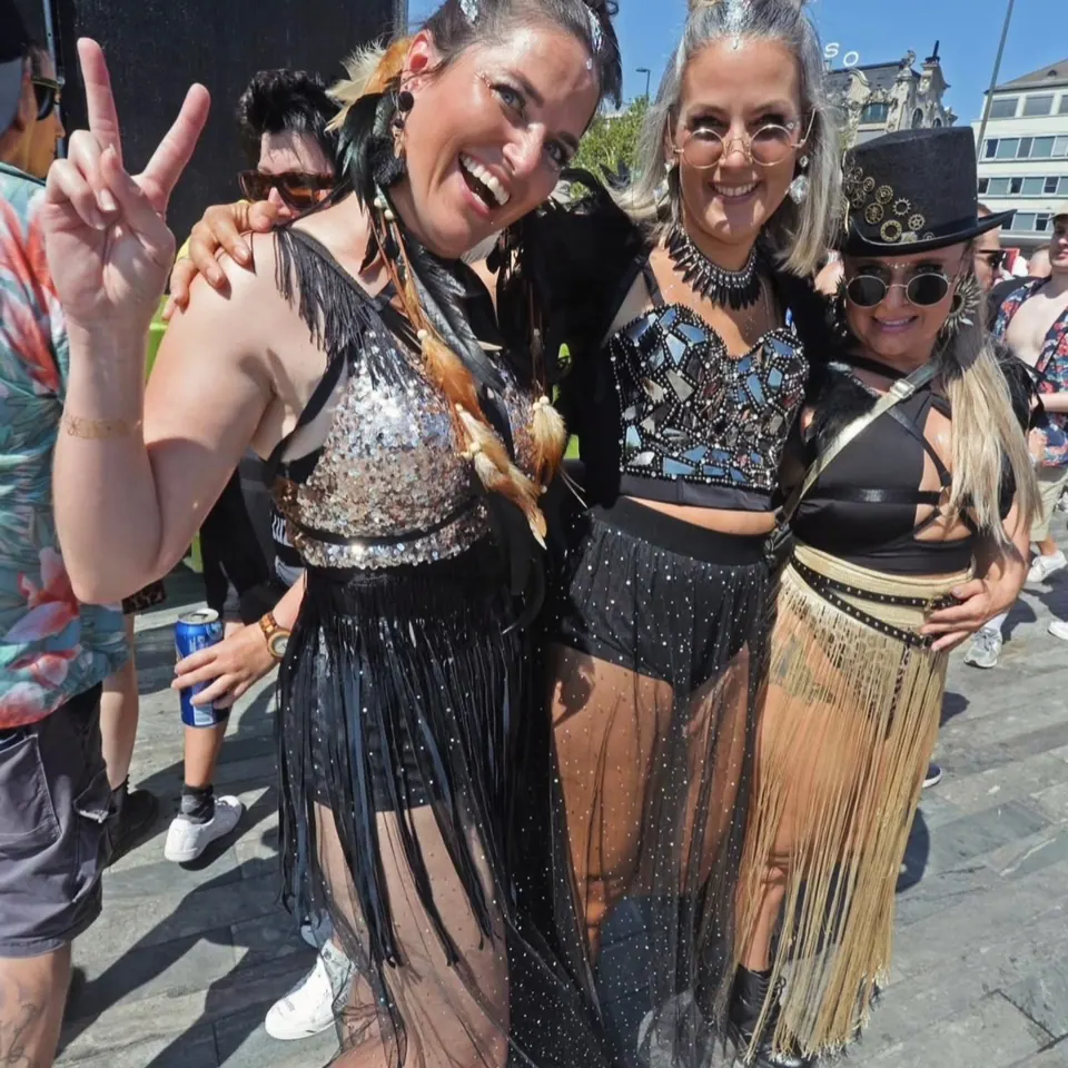 Ragazze in costume di paillettes alla Street Parade