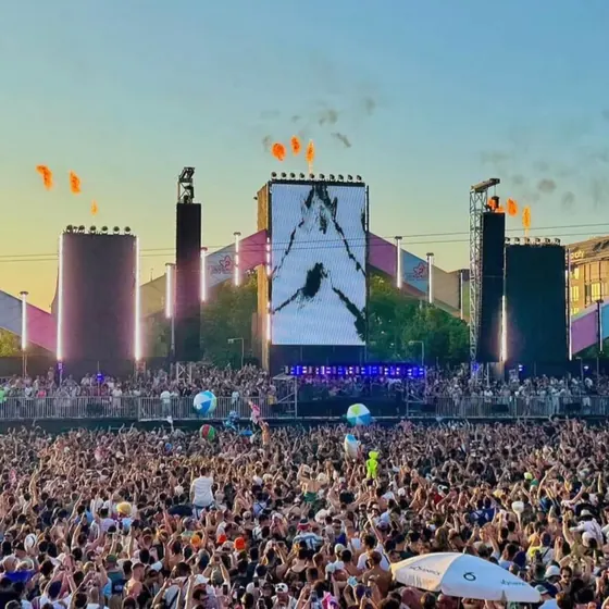 Il palco della Street Parade al tramonto, dal viaggio 2025