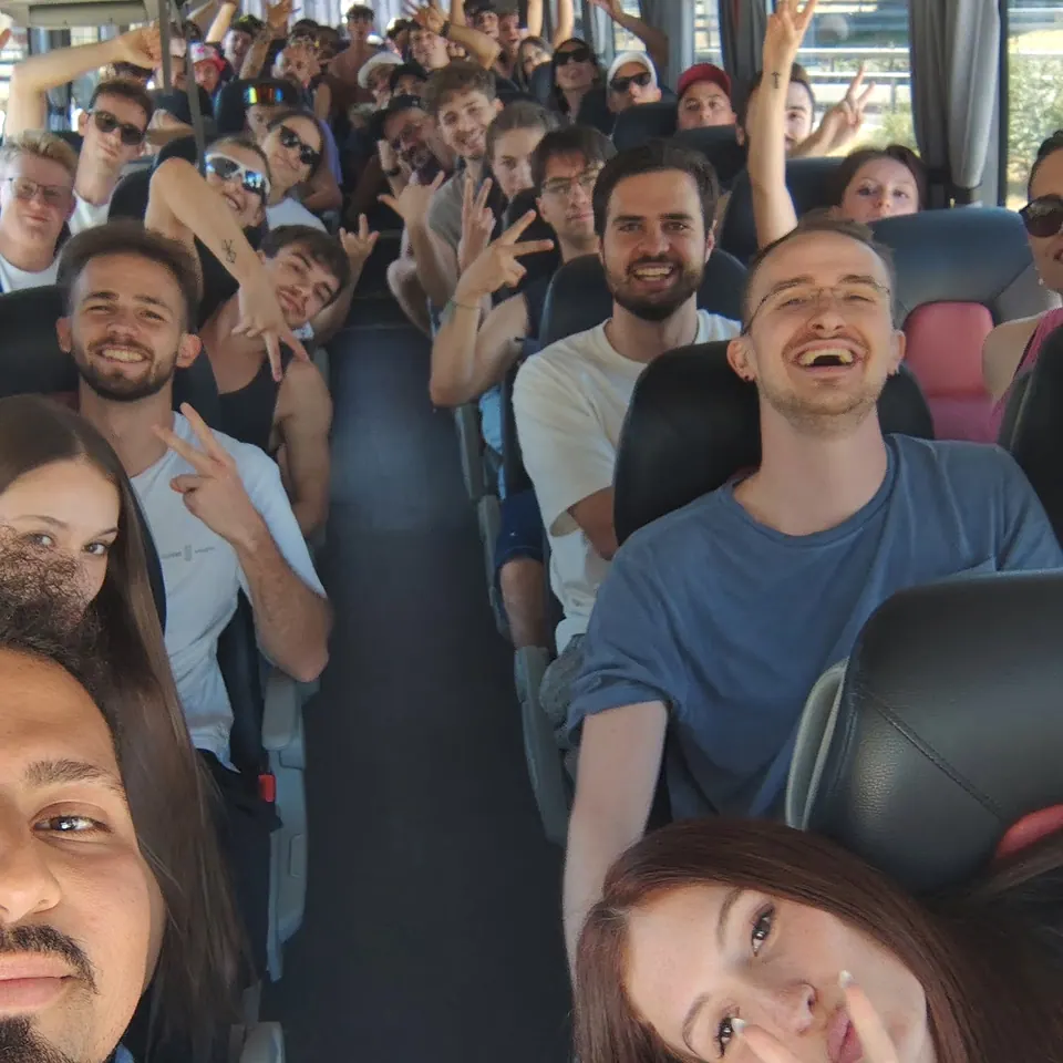 Ragazzi felici dentro il pullman