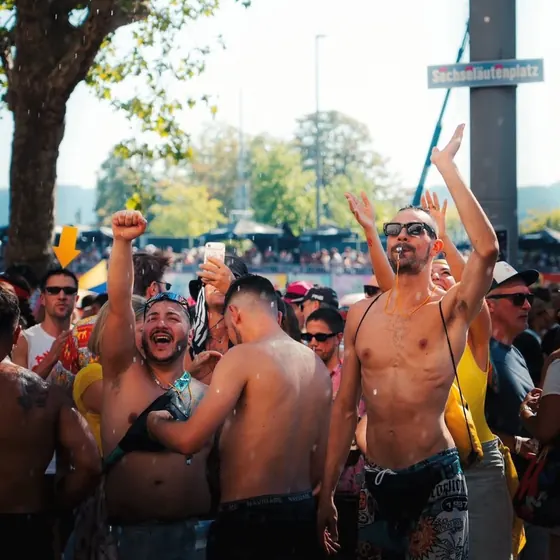 Ragazzi che ballano alla Street Parade